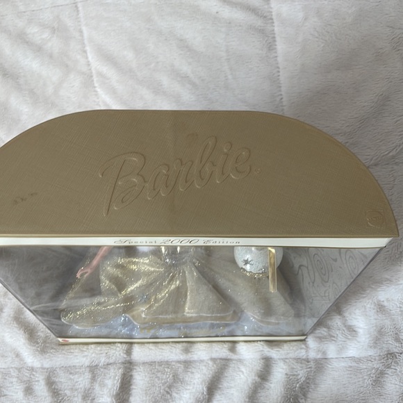 NRFB Celebration Barbie ~ 2000 🎊 - Picture 4 of 12